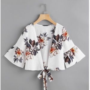 🌸NWT Floral Tie Front Top